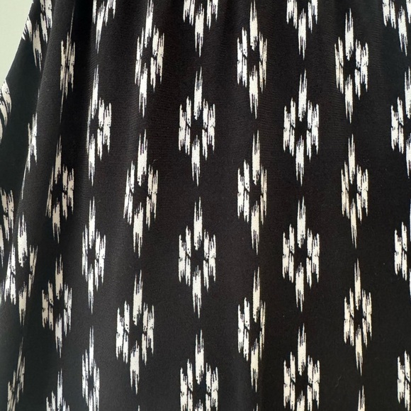 White House Black Market Black and White Patterned Blouse -Large - Picture 3 of 8